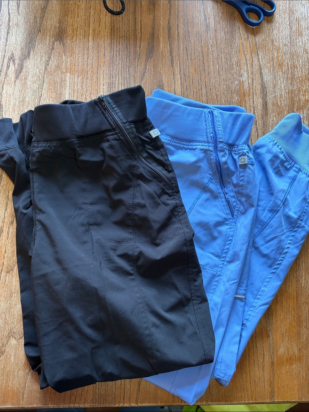 Cherokee Infinity Jogger scrubs in Black and Blue